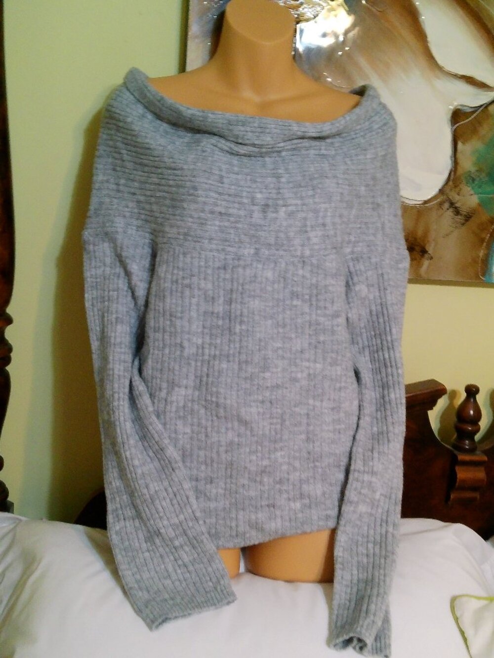 DIVIDED H&M GRAY SWEATER SIZE MED GOOD CONDITION